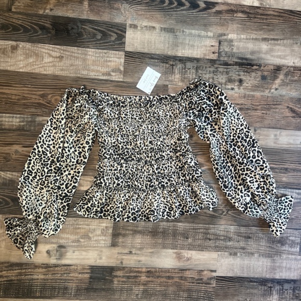 NWT Leopard Print Silky Pirate‎ Sleeve Scrunch Fitted Top